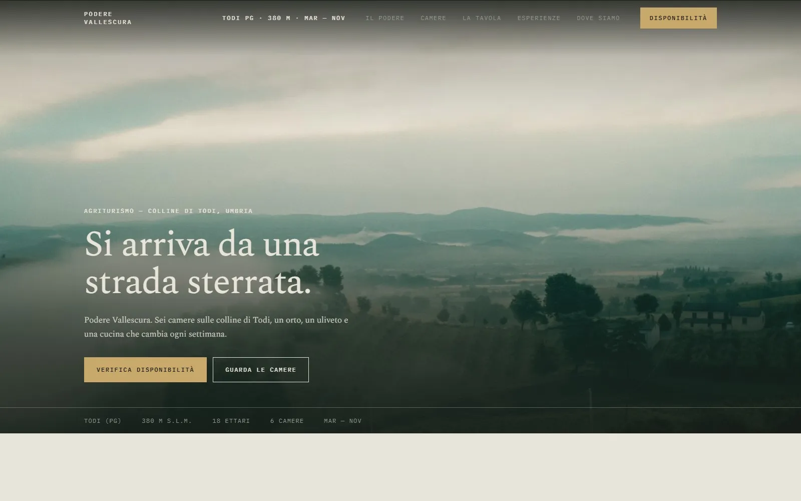 Apertura del sito sulla valle all'alba, con la prima riga di dati — comune, altitudine, ettari, camere — sopra il fold