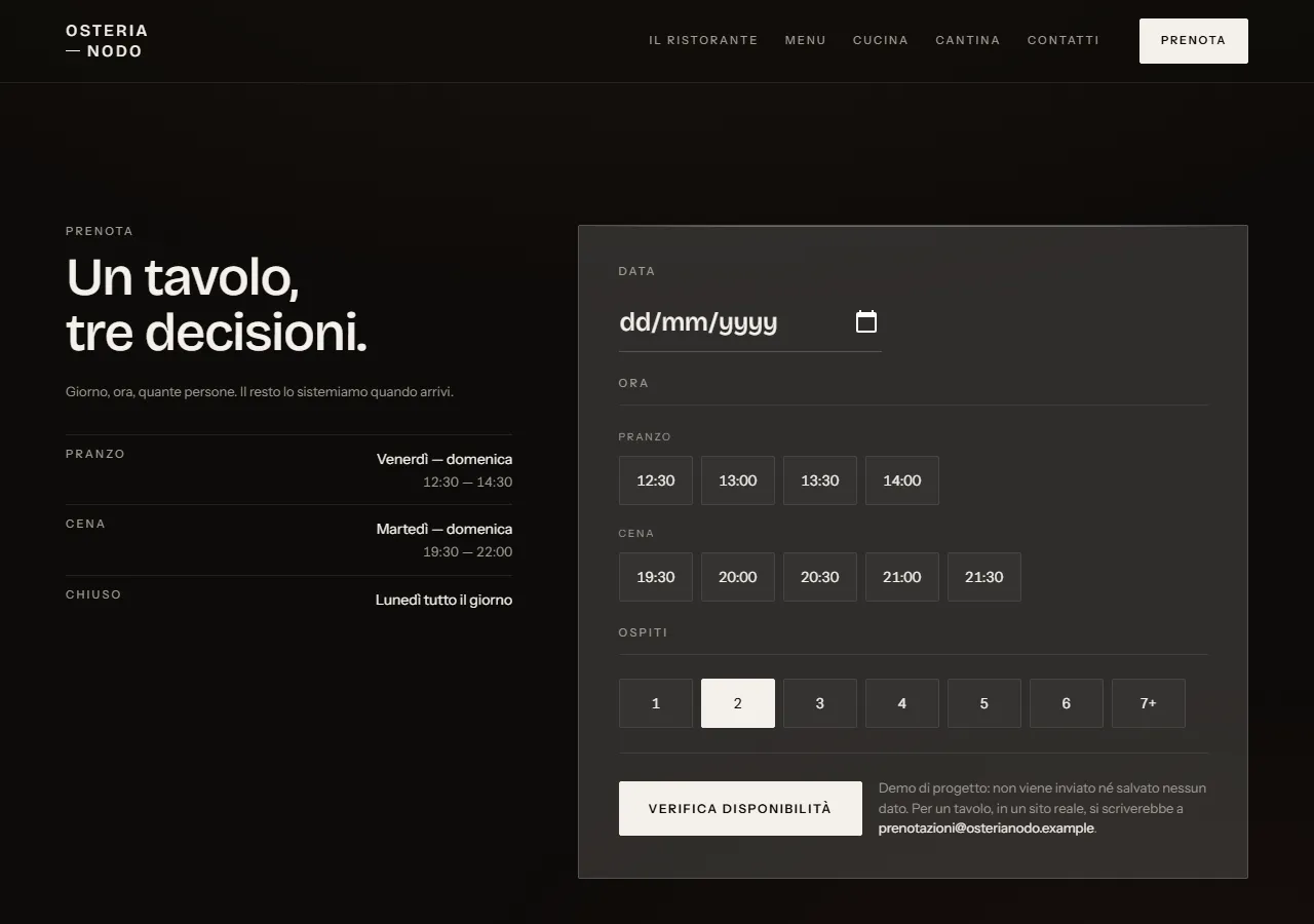 Modulo di prenotazione con selezione di data, orario e numero di ospiti, e la nota che dichiara la simulazione senza invio o salvataggio dati